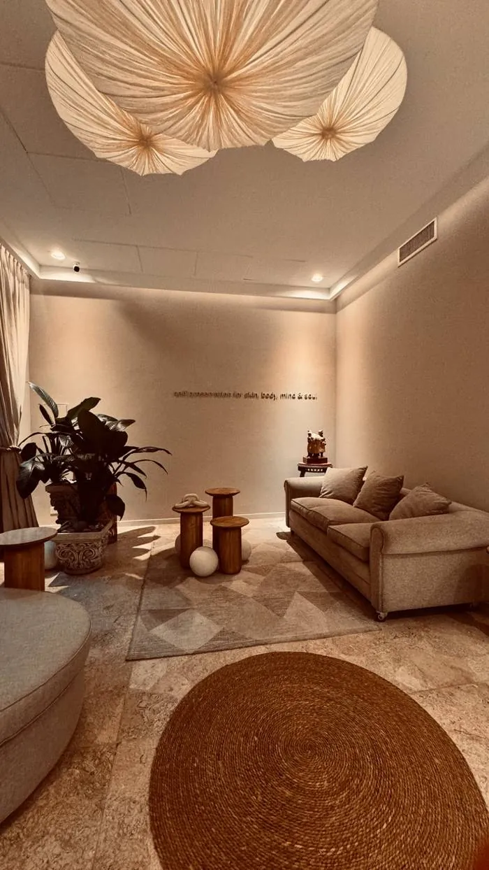 Sala principal de Spa Belgrano con lámparas de fibra natural y sofás