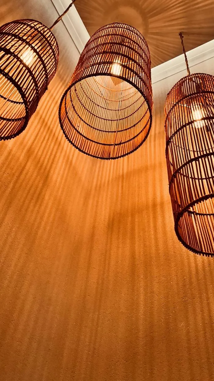 Lámparas de bambú artesanales en Spa Belgrano