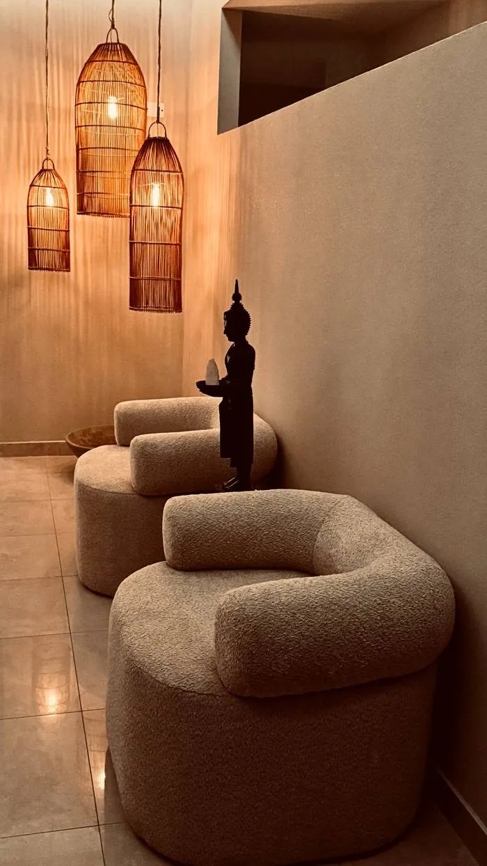 Sala de espera con sillones y figura de Buda en Spa Belgrano Belgrano CABA