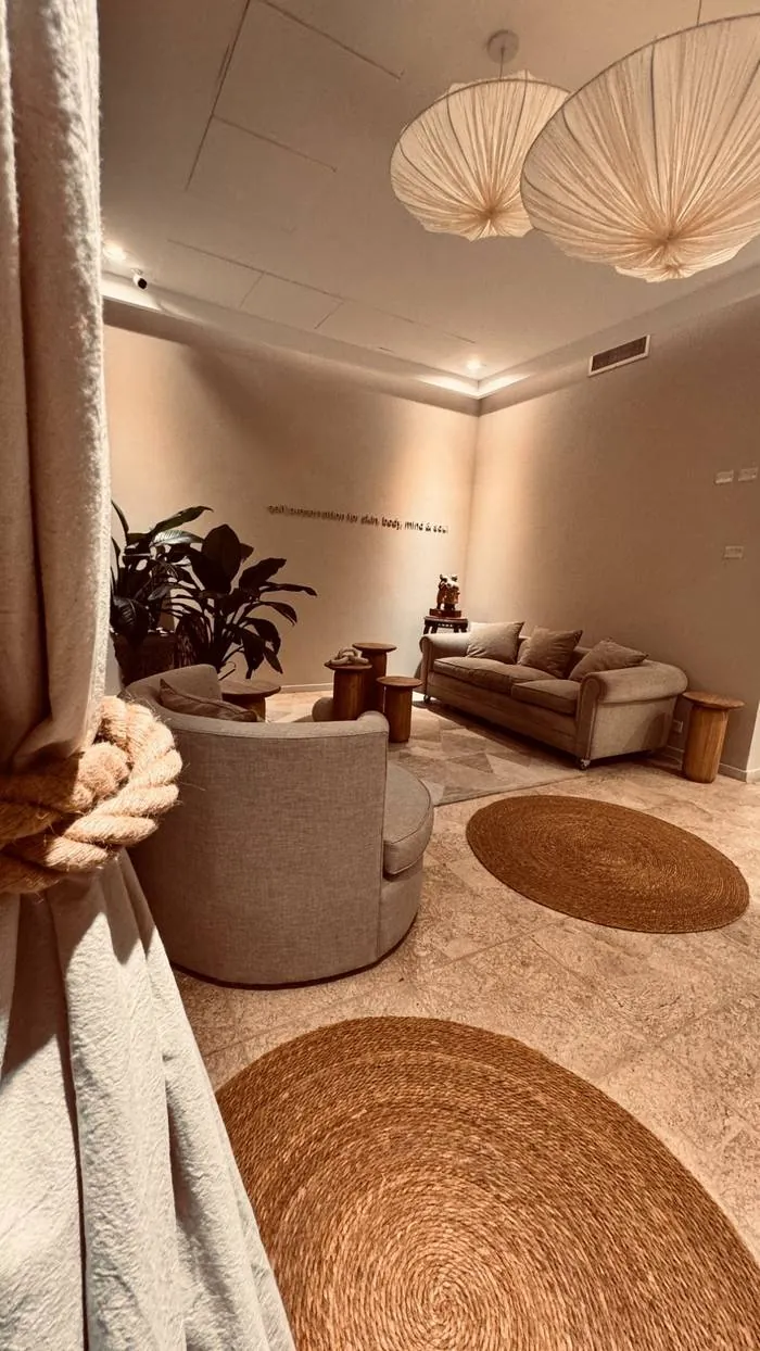 Sala de descanso de Spa Belgrano con sillones plantas y lámparas florales