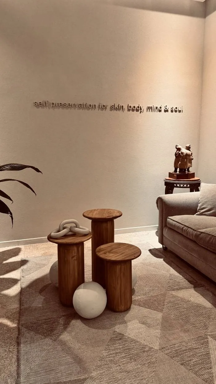 Frase self preservation for skin body mind and soul en pared de Spa Belgrano