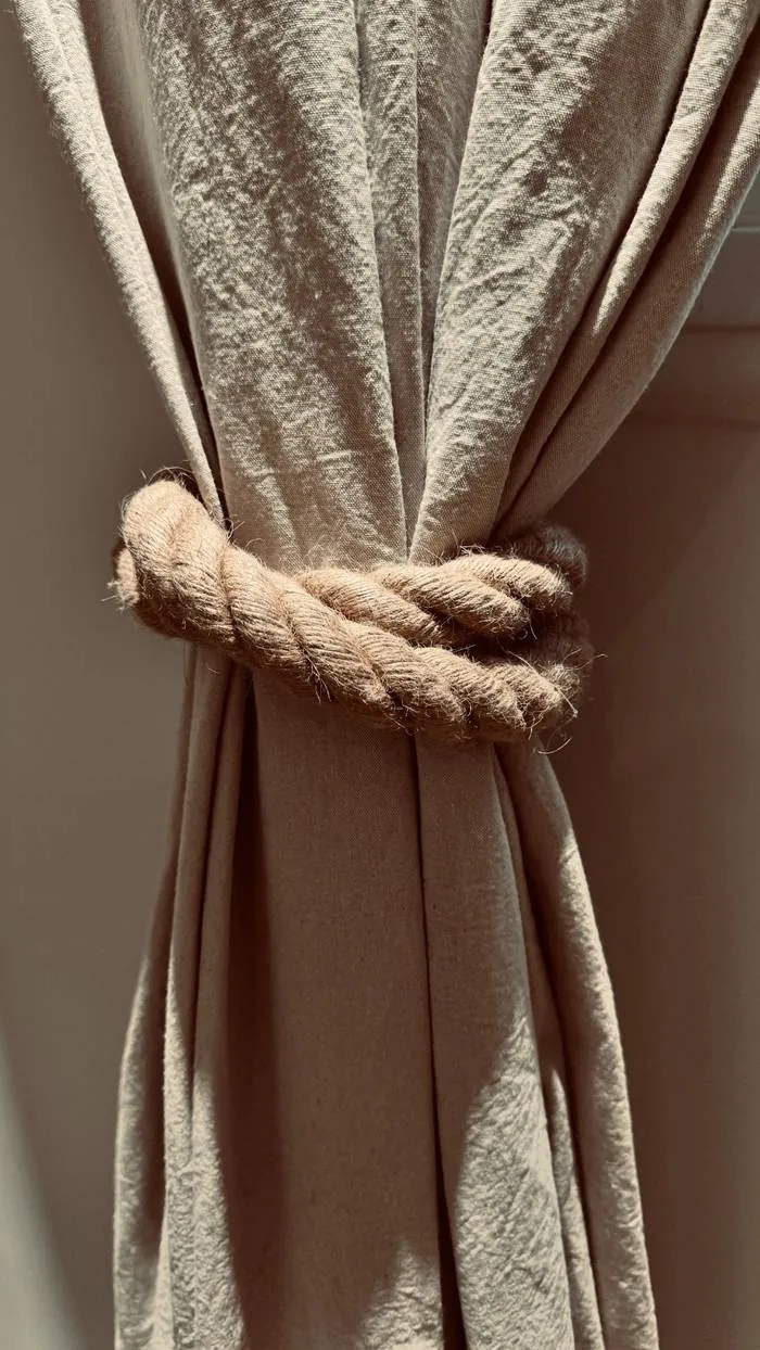 Detalle de cortina con nudo de soga artesanal en Spa Belgrano