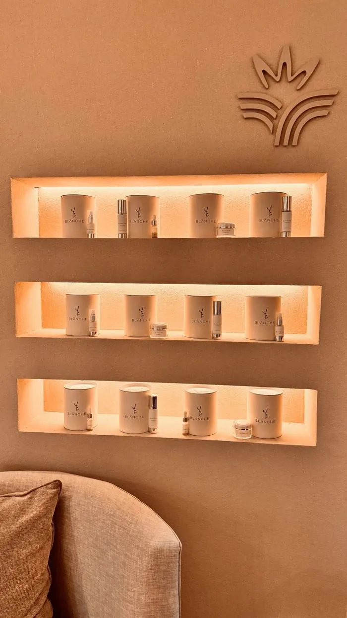 Vitrina de productos Blanche con luz cálida en Spa Belgrano